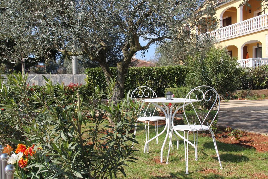 Apartments Villa Lili Umag Exterior photo